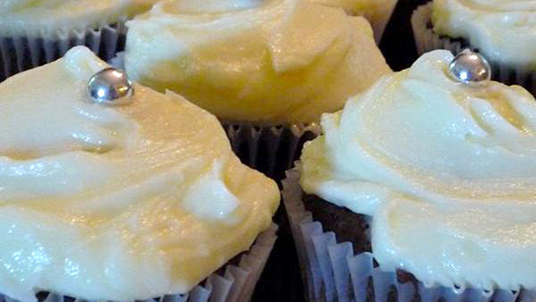 Vanilla Cupcake with Vanilla Frosting – ExtraWhiteGold